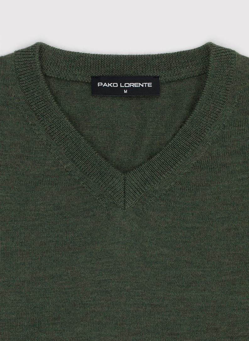 Wełniany sweter w kolorze zielonym