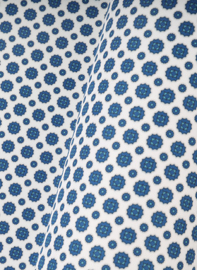 Biała poszetka w mikrowzór