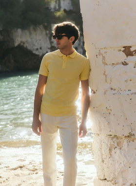 Gładki t-shirt polo w żółtym kolorze