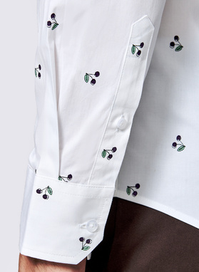 Biała koszula męska w wiśnie