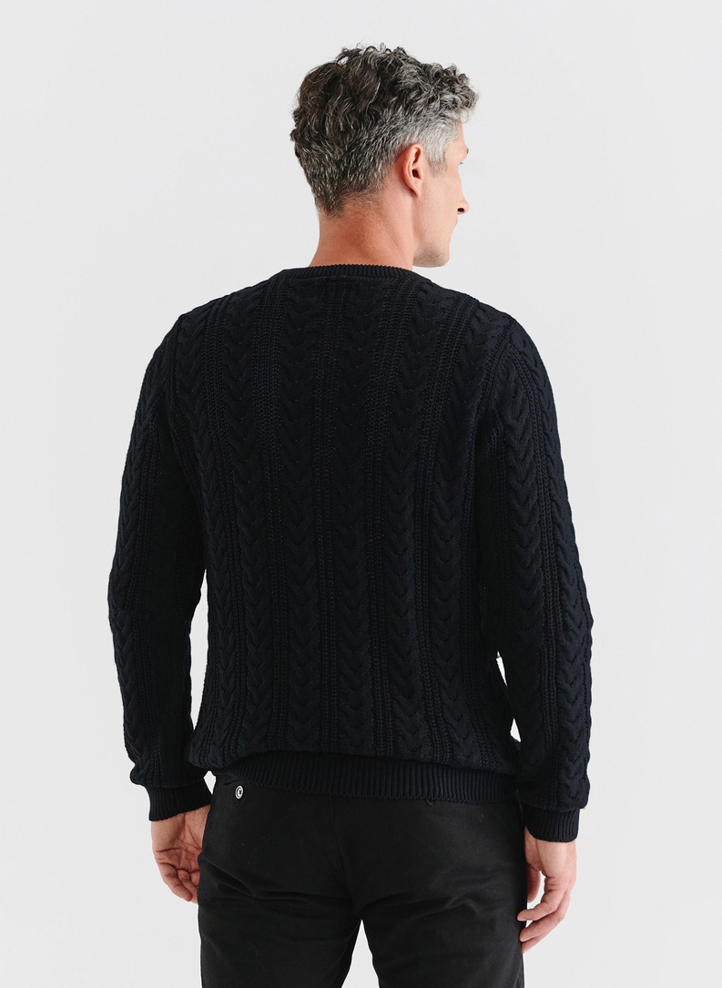 Czarny sweter męski o warkoczowym splocie