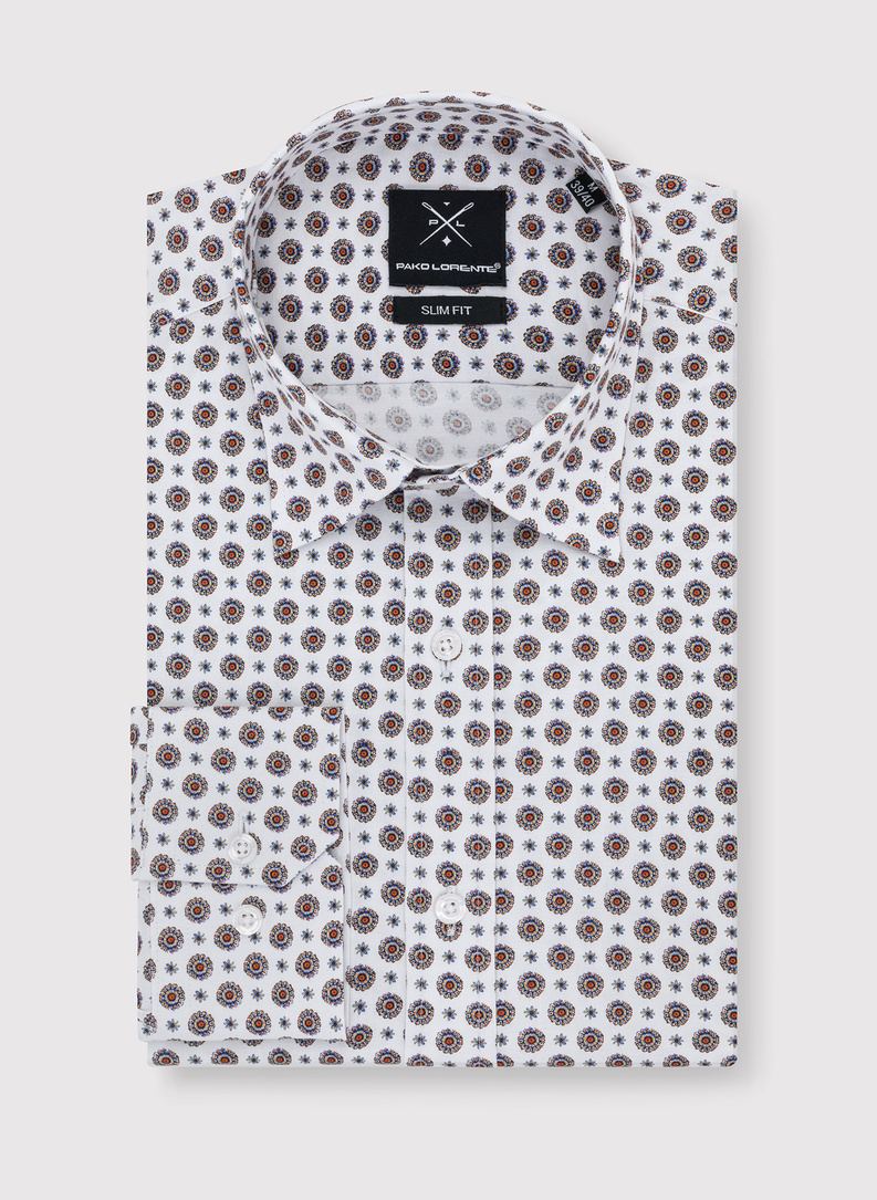 Biała koszula w wyrazisty wzór