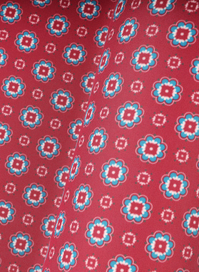 Różowa poszetka we wzór