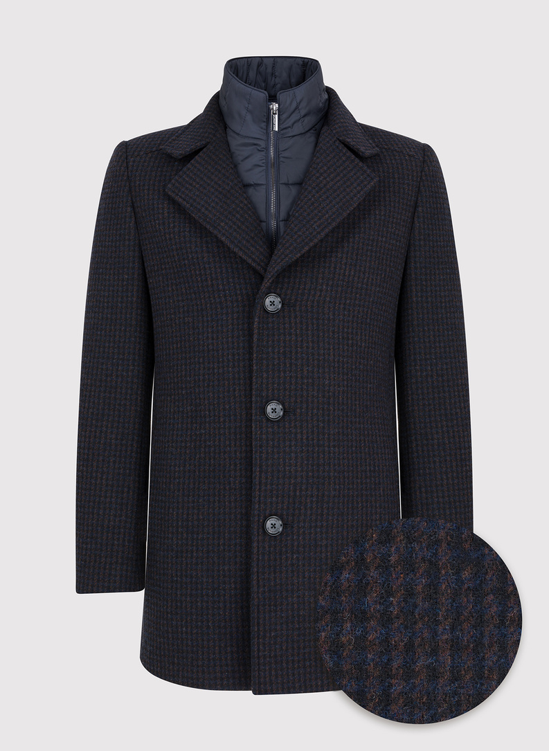 Brązowy płaszcz męski w drobną kratę