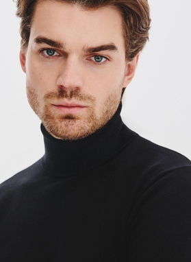 Czarny gładki golf męski