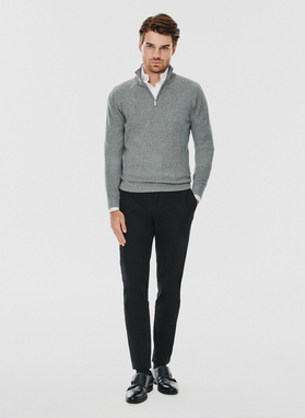 Szary sweter z wysoką stójką zapinaną na zamek