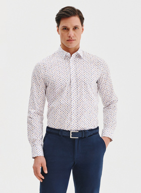 Biała koszula męska we wzór morski