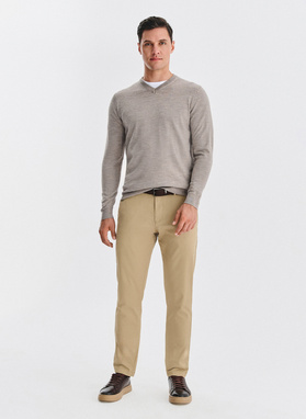 Wełniany sweter w kolorze beżowym