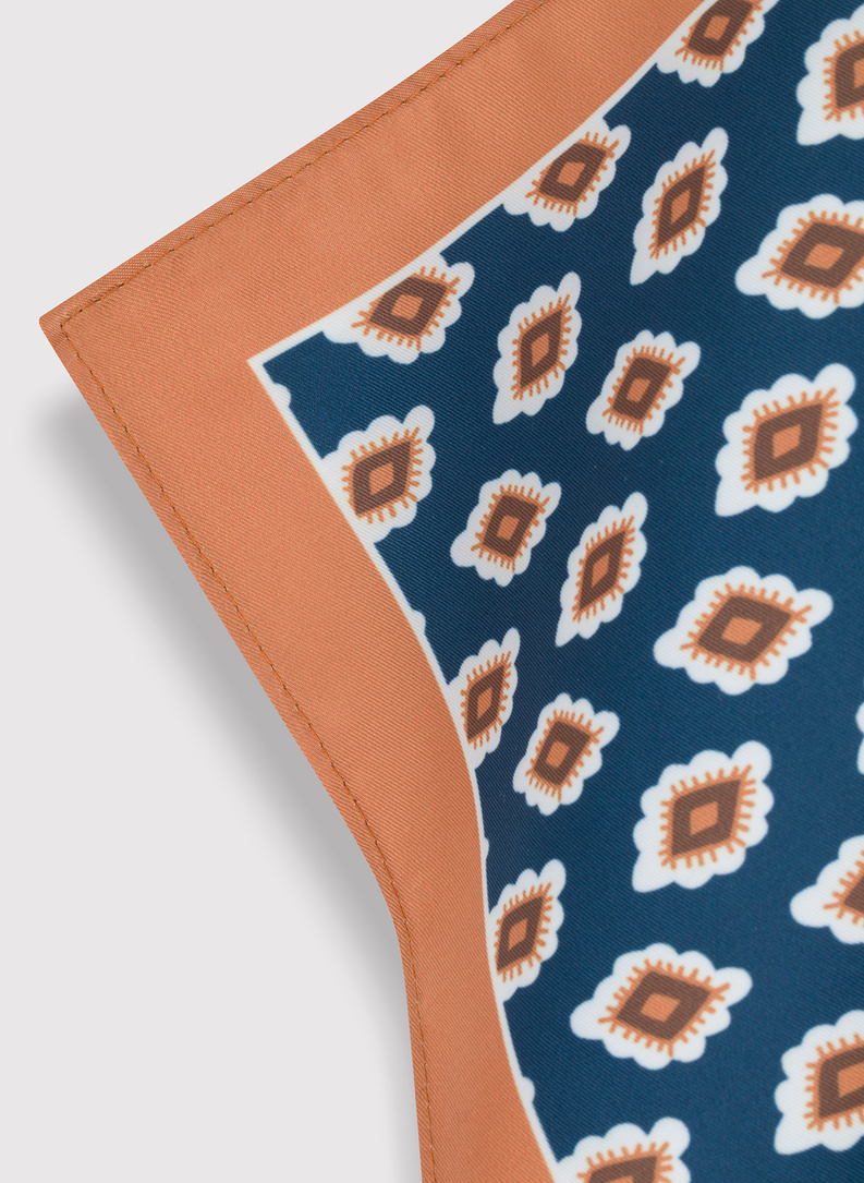 Niebieska poszetka męska ze wzorem na całej powierzchni