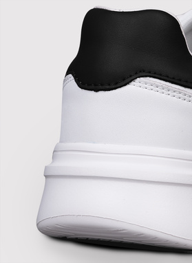 Białe sneakersy męskie z czarnym zapiętkiem