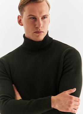 Sweter z golfem w kolorze zielonym