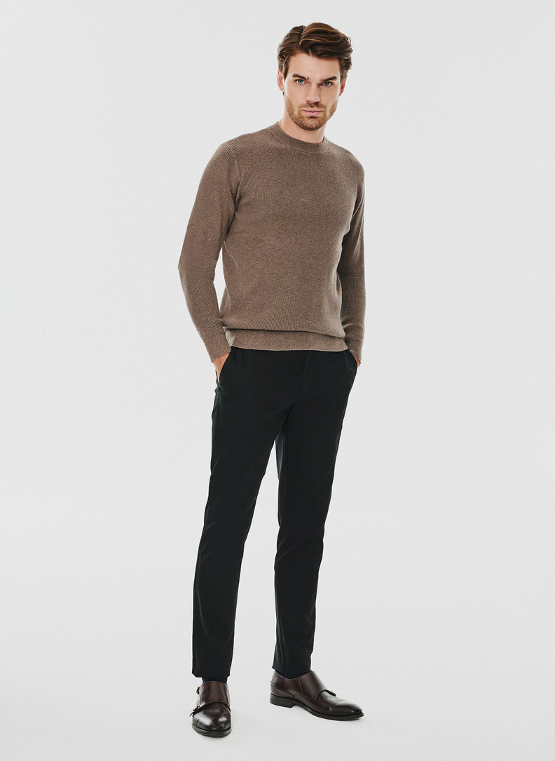 Męski sweter w kolorze brązowym