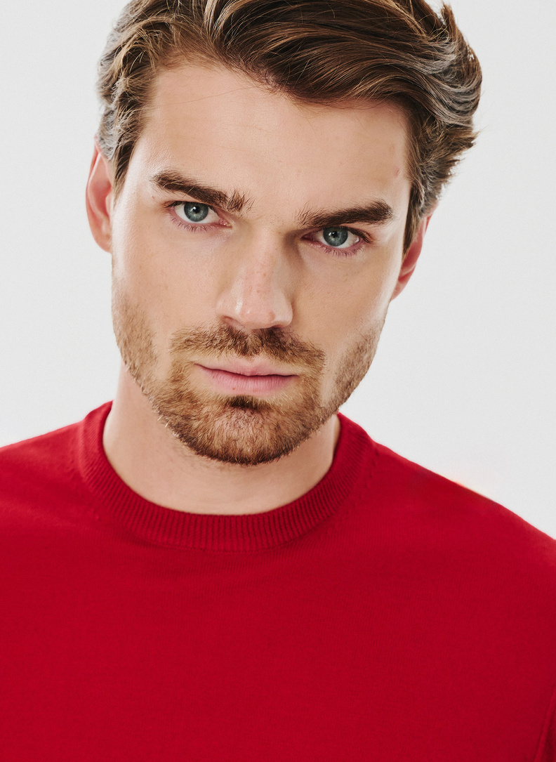 Czerwony męski sweter