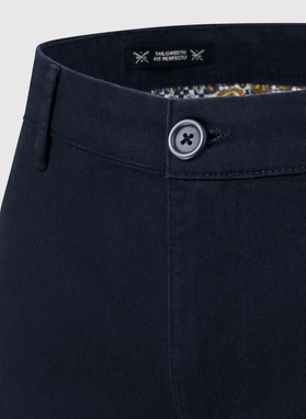 Granatowe spodnie męskie o kroju Slim Fit