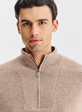 Beżowy sweter z rozpinaną stójką