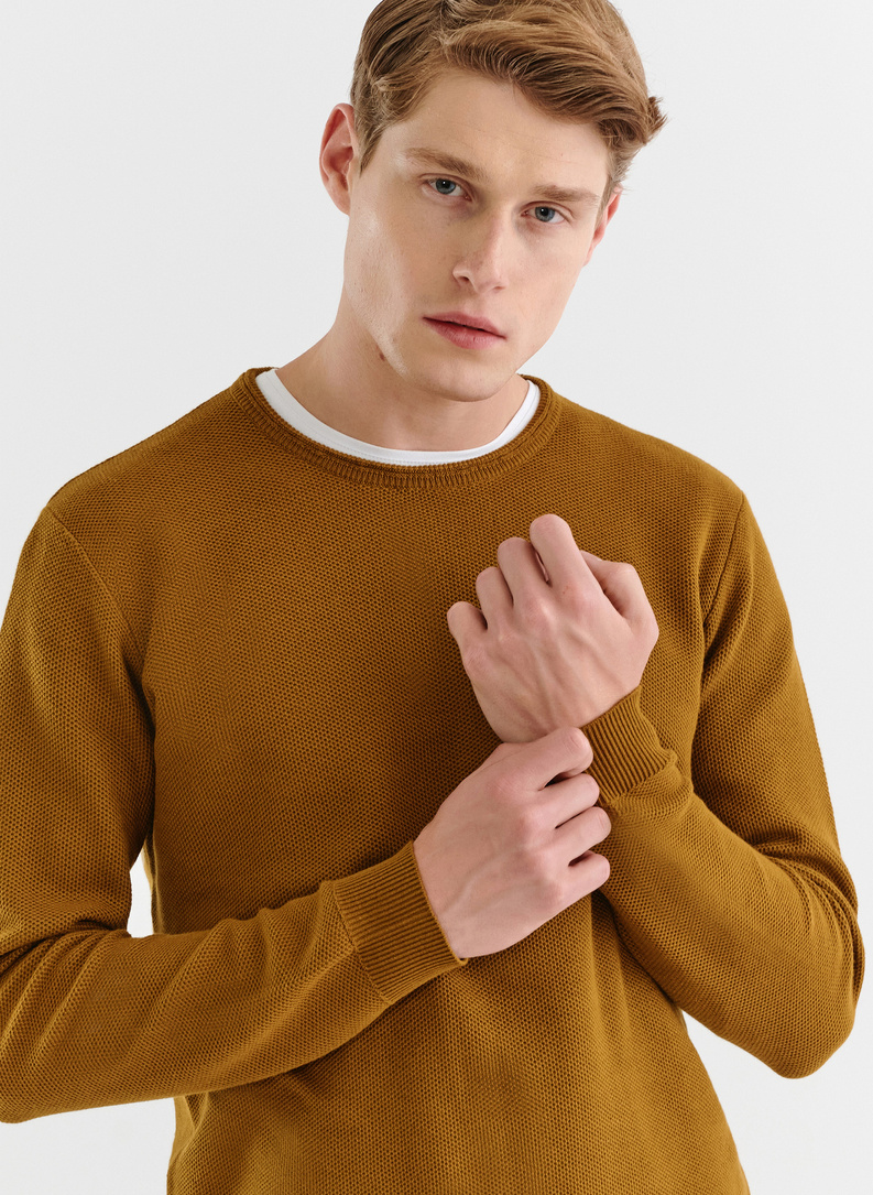 Musztardowy sweter męski z okrągłym dekoltem