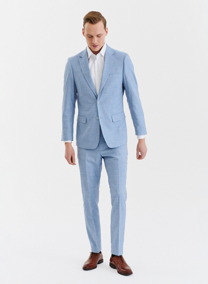Niebieski garnitur męski o widocznej fakturze