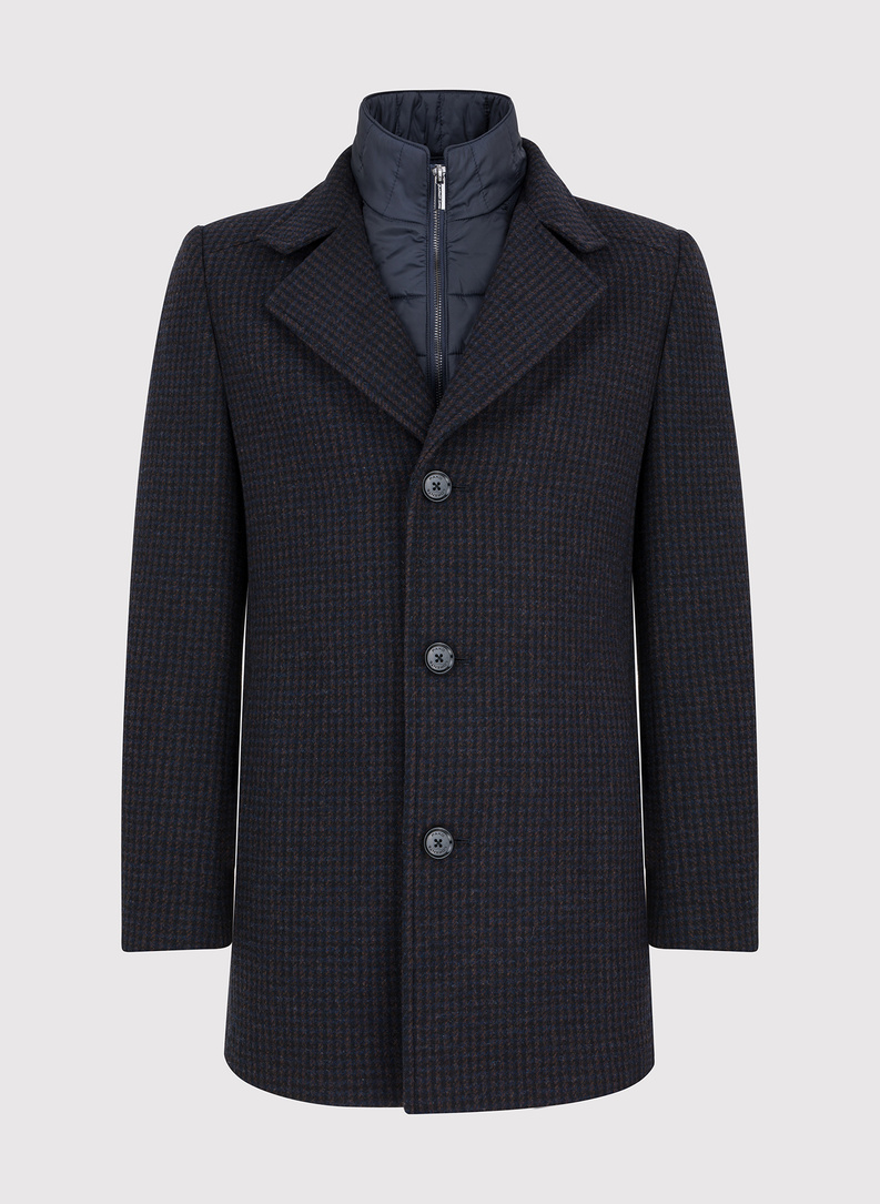 Brązowy płaszcz męski w drobną kratę