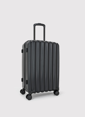 Średnia czarna walizka ze żłobieniami