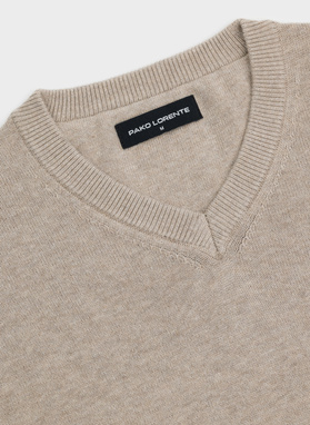 Beżowy sweter v-neck