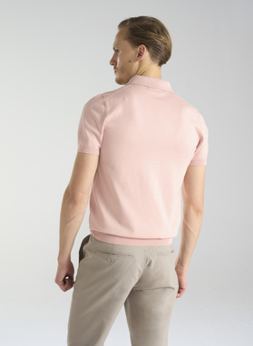 Różowy dzianinowy t-shirt polo
