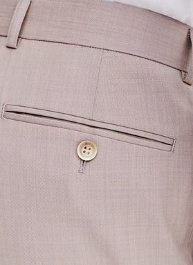 Gładki różowy garnitur męski