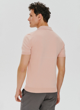 Różowy dzianinowy t-shirt polo