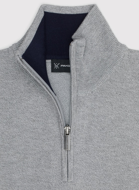 Szary sweter z wysoką stójką zapinaną na zamek