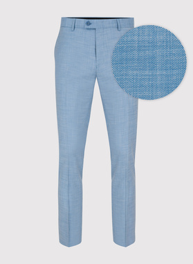 Niebieski garnitur męski o widocznej fakturze