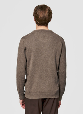 Brązowy męski sweter z dekoltem w serek