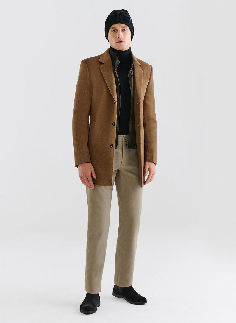 Kamelowy płaszcz męski z odpinaną stójką