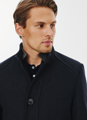 Płaszcz męski w kolorze granatowym