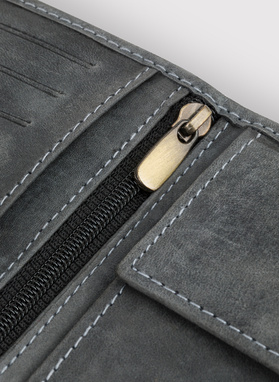 Szary portfel skórzany zapinany na zatrzask