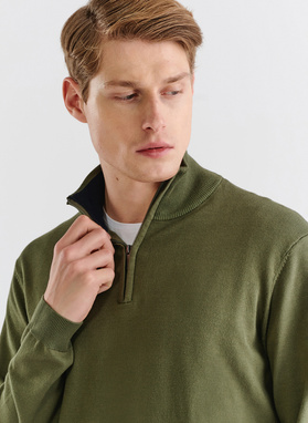 Zielony sweter z wysoką stójką zapinaną na zamek