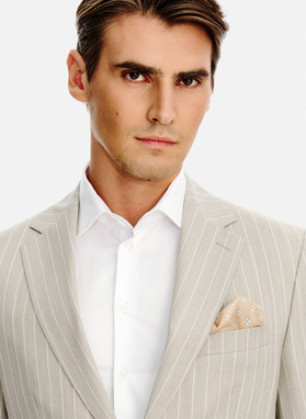 Beżowy garnitur męski w prążek