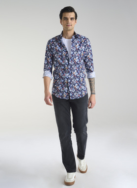 Granatowa koszula w kolorowy wzór