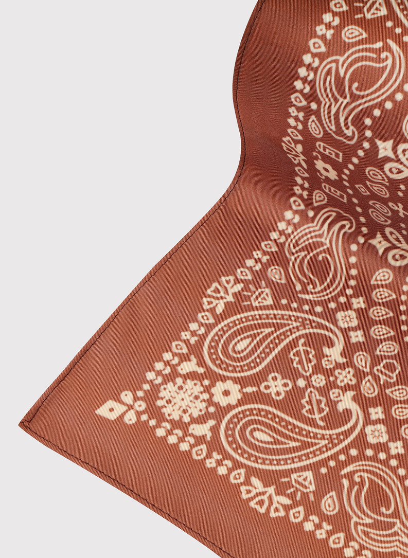 Jasnobrązowa poszetka we wzór