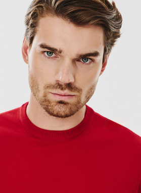 Czerwony męski sweter