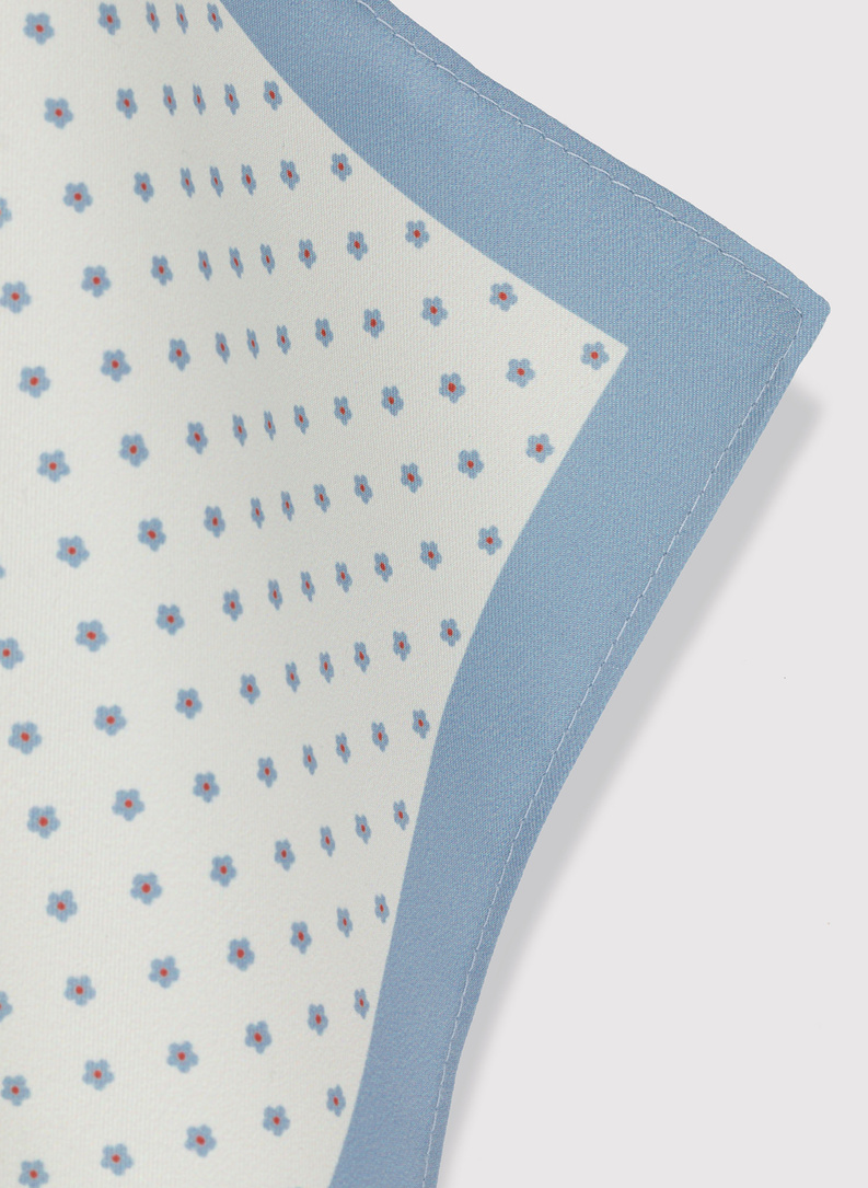 Beżowa poszetka w błękitne kwiatki 