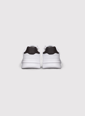 Białe sneakersy męskie z brązowym zapiętkiem