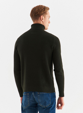 Sweter z golfem w kolorze zielonym