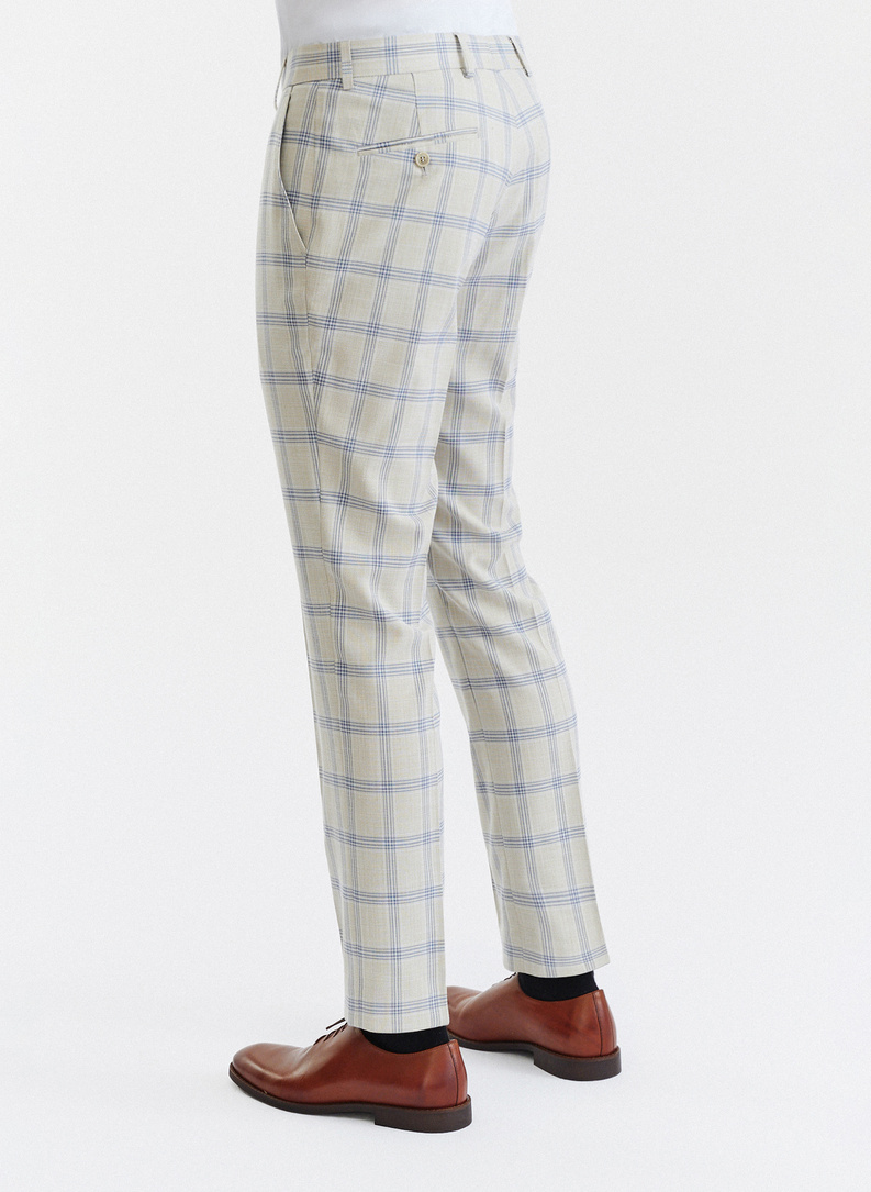 Beżowy garnitur w niebieską kratę