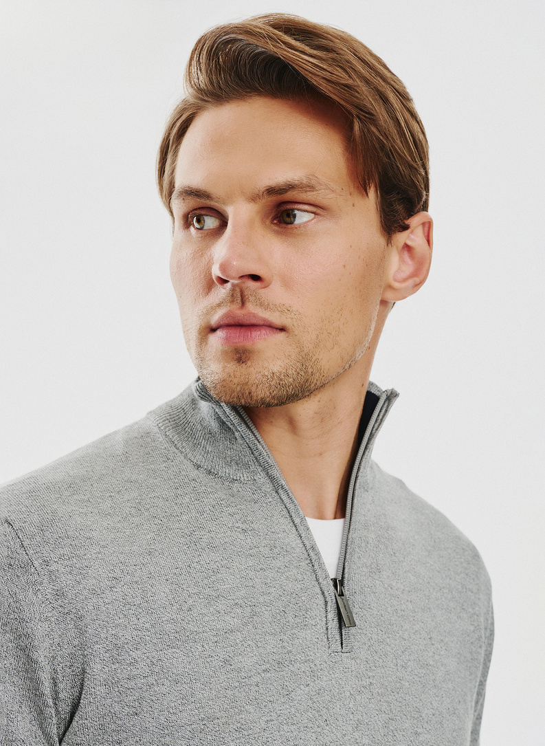 Szary sweter z wysoką stójką zapinaną na zamek