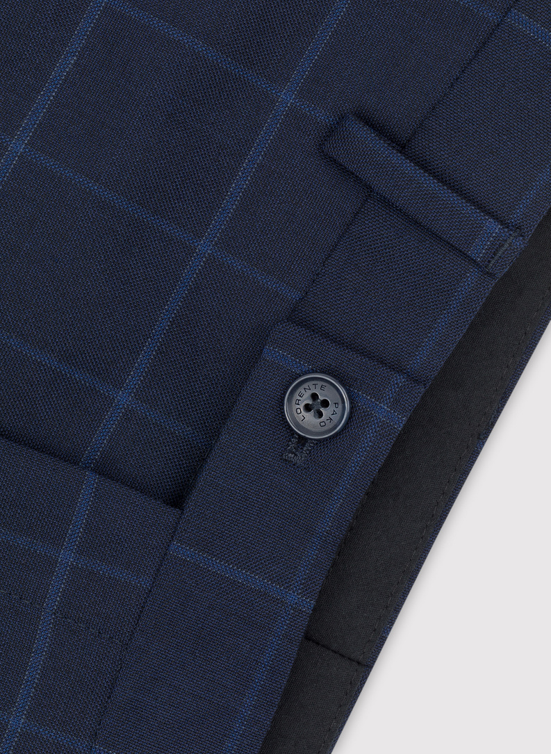 Dwuczęściowy granatowy garnitur męski w niebieską kratę