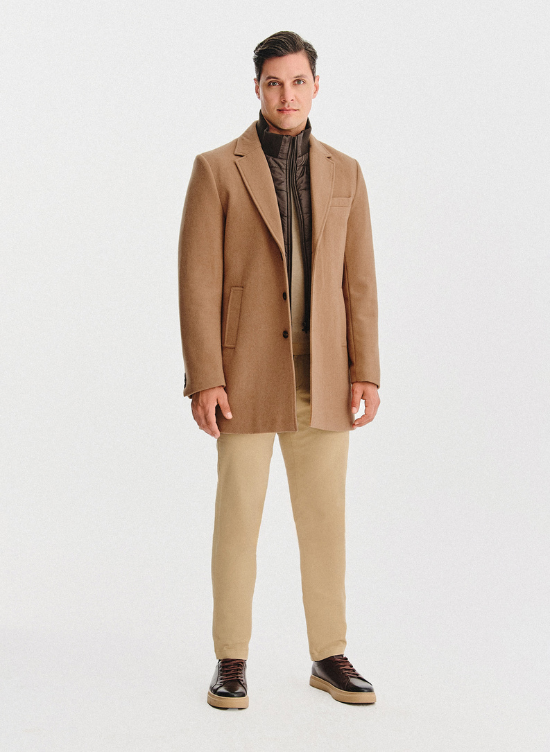 Beżowy płaszcz męski z odpinanym kołnierzem