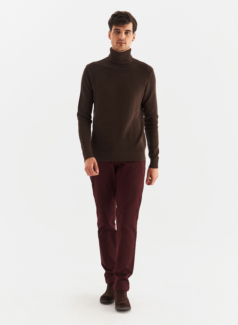 Sweter z golfem w kolorze brązowym