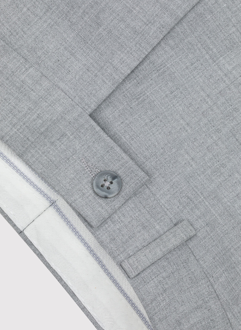 Gładki jasnoszary garnitur męski