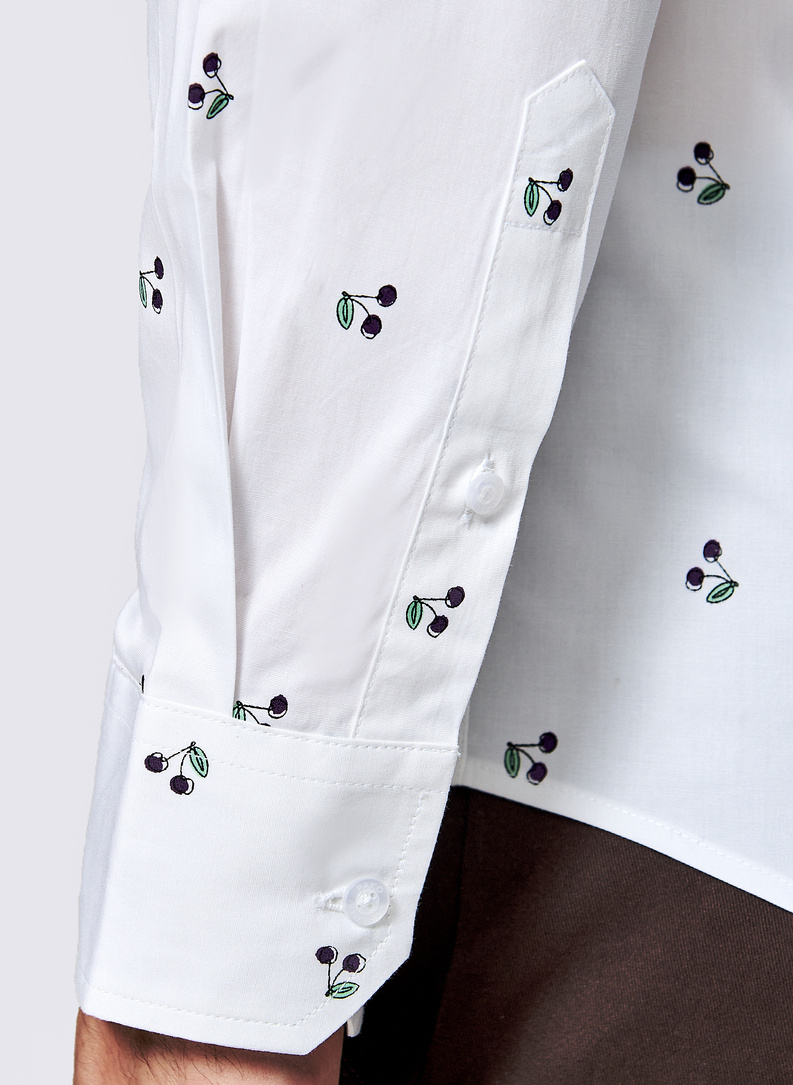 Biała koszula męska w wiśnie