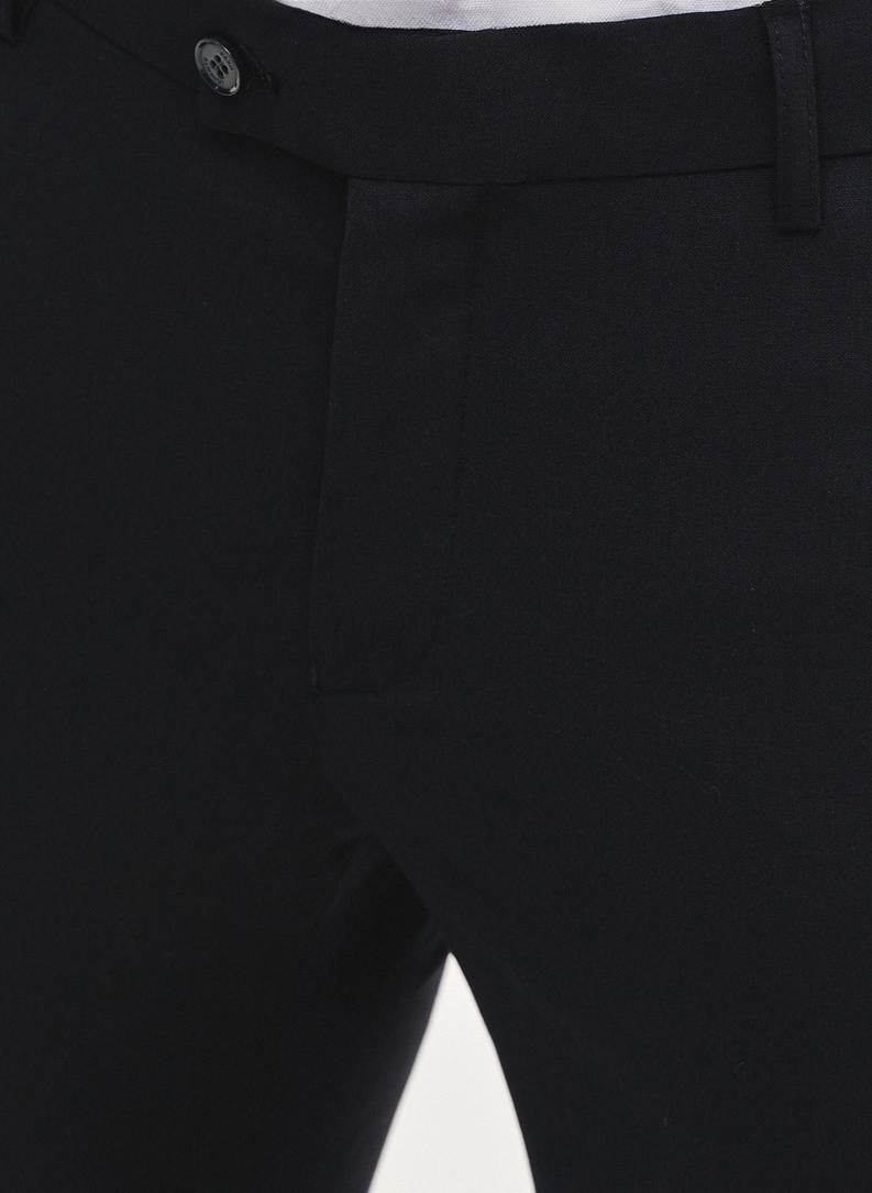 Granatowy męski garnitur