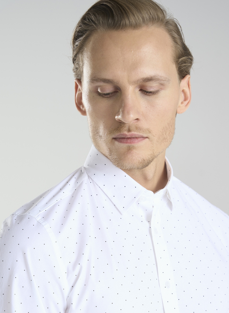 Biała koszula męska w czarne kropki